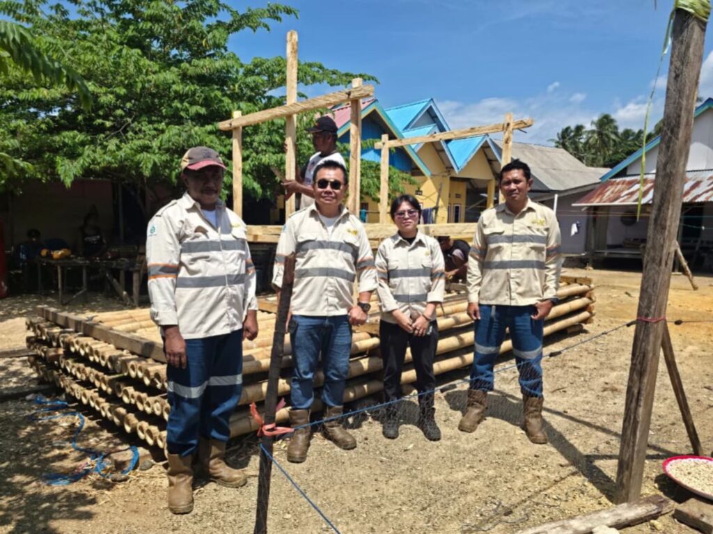 Proses pembuatan rumpon yang melibatkan peran serta masyarakat pesisir Wawonii Tenggara.