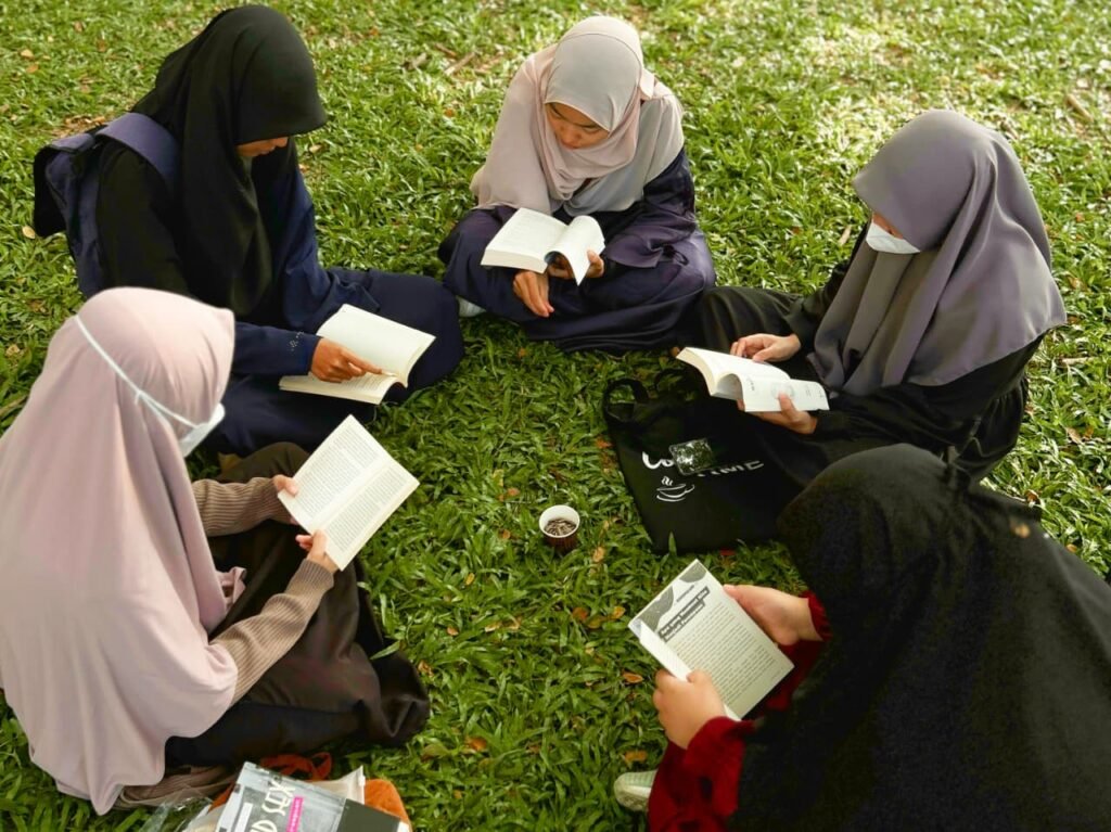 Sejumlah mahasiswi bergabung dalam kegiatan lapak baca yang digelar oleh Organisasi Kebangkitan Pemuda Nusantara (KPN) Kendari, Sulawesi Tenggara (Sultra).