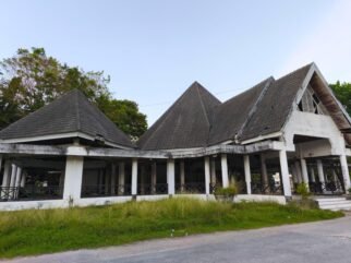 Kondisi Gedung di Kawasan Alun-Alun Raha Tampak Terbengkalai, Bangunan Rusak dan Kotor