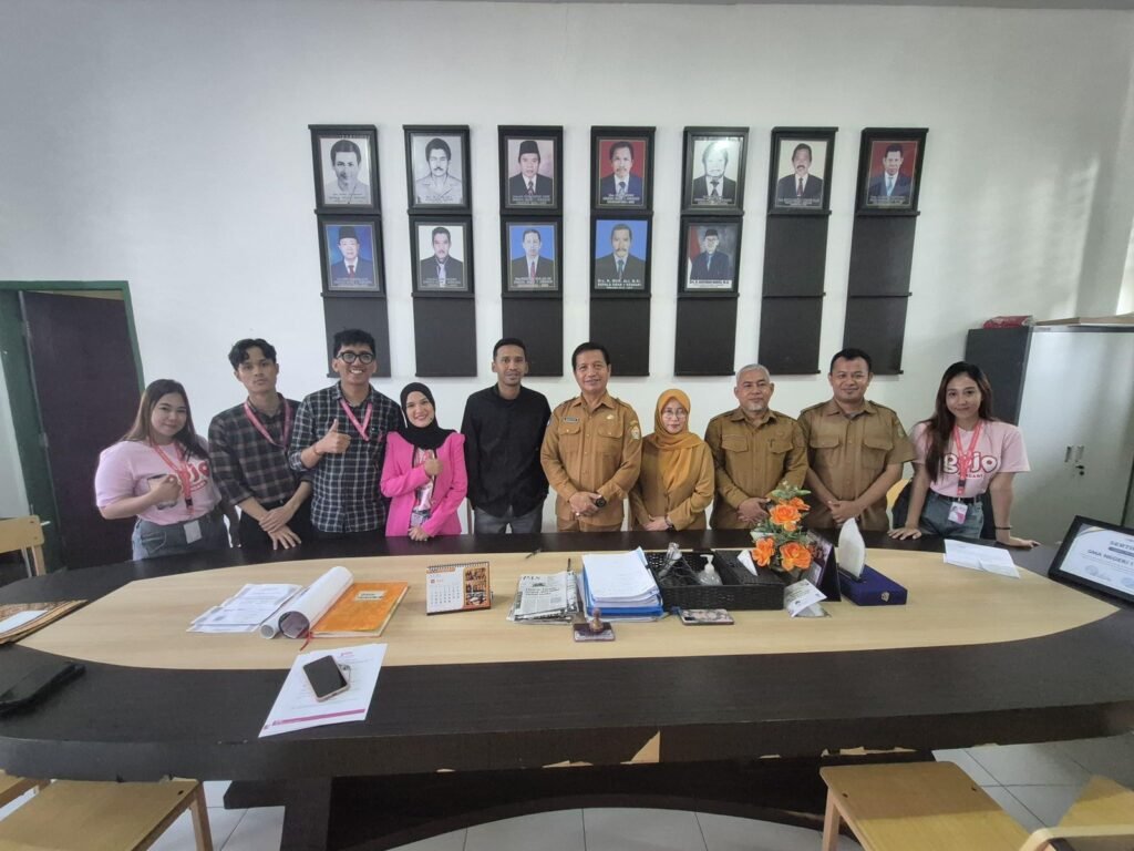 Pihak SMAN 1 Kendari bersama tim GOJO Kendari usai melakukan penandatanganan nota kesepahaman (MoU) di ruang kepala sekolah.