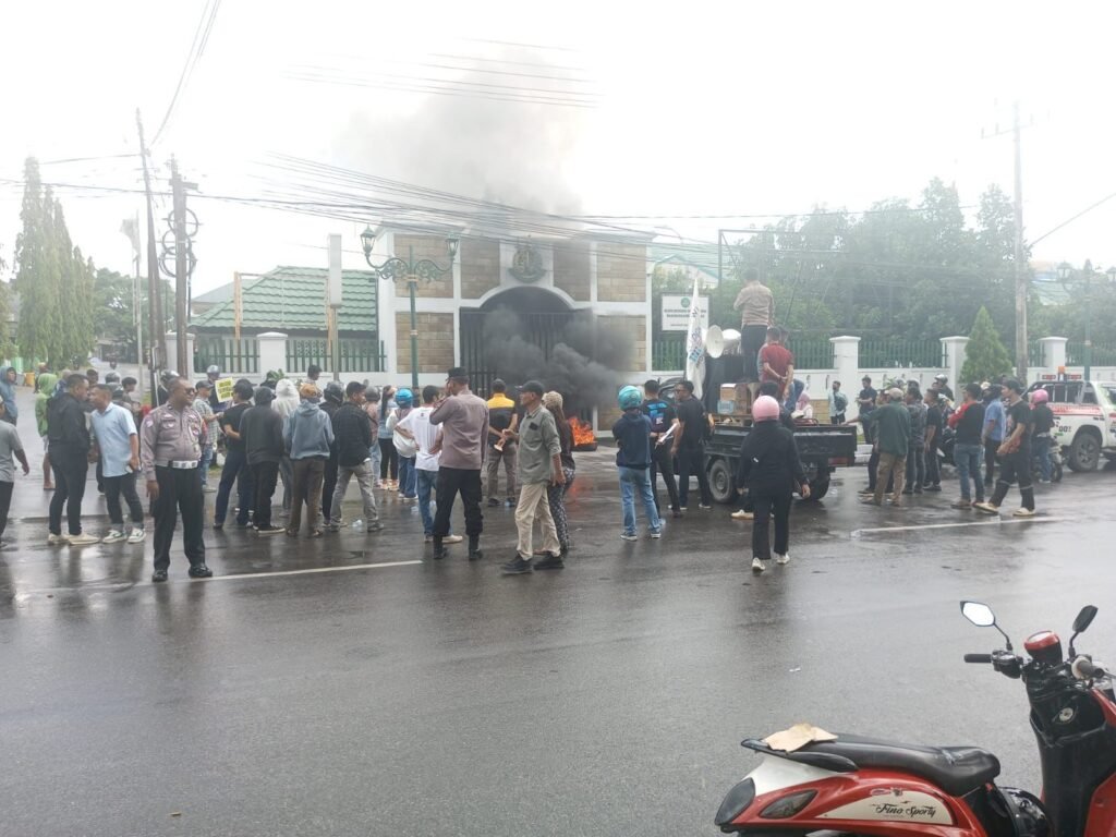 Massa aksi saat menggeruduk Kantor Kejaksaan Tinggi (Kejati) Sulawesi Tenggara (Sultra) untuk mempertanyakan penanganan kasus korupsi Jembatan Cirauci II Buton Utara (Butur).