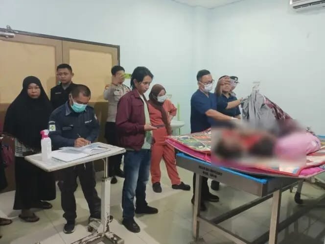 Jenazah pria pengupas kelapa yang ditemukan tewas mengenaskan di Kelurahan Sendang Mulya Sari, Kecamatan Tongauna, Kabupaten Konawe, Sulawesi Tenggara (Sultra).