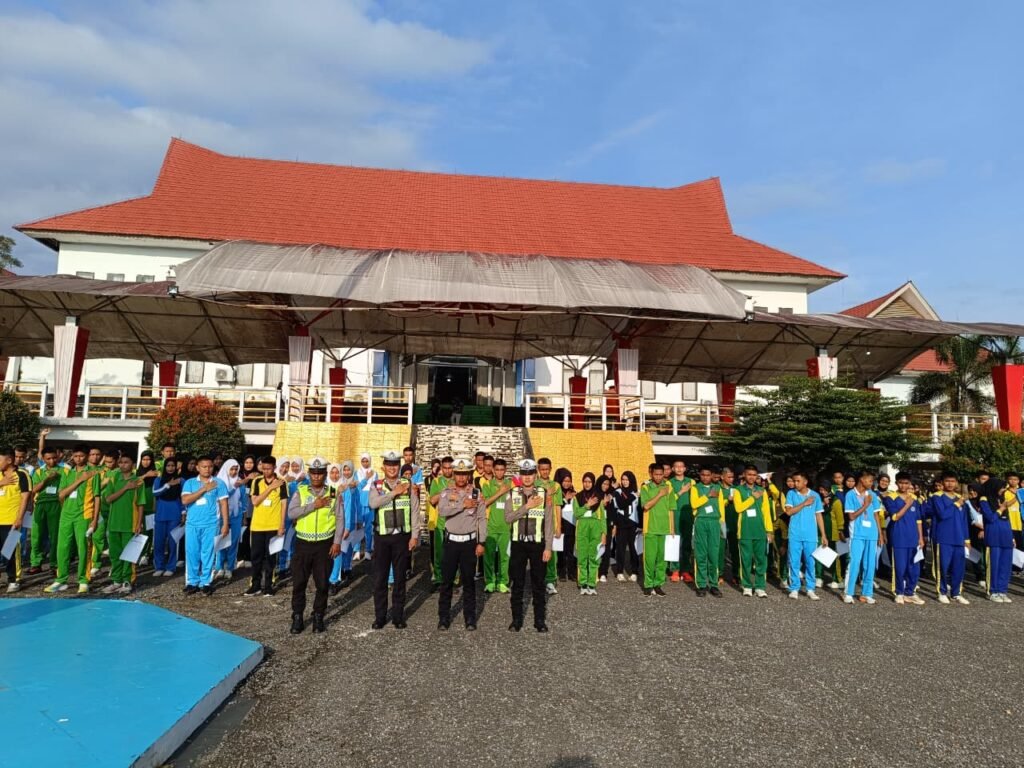 Personel Satuan Lalu Lintas (Satlantas) Polres Konawe Utara (Konut) dan sejumlah pelajar.