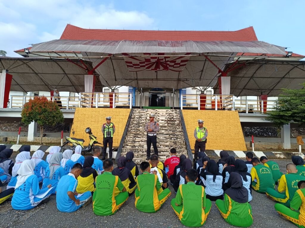 Personel Satuan Lalu Lintas (Satlantas) Polres Konawe Utara (Konut) dan sejumlah pelajar.