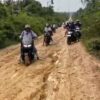 Di Tengah Perayaan HUT Daerah, Pelajar Konsel Susah Payah Terobos Jalan Berlumpur
