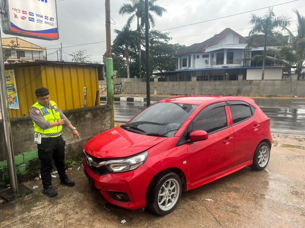 Polisi melakukan olah TKP mobil Honda Brio yang menabrak median jalan di Jalan Jenderal Ahmad Yani, Kelurahan Anawai, Kecamatan Wuawua, Kota Kendari.