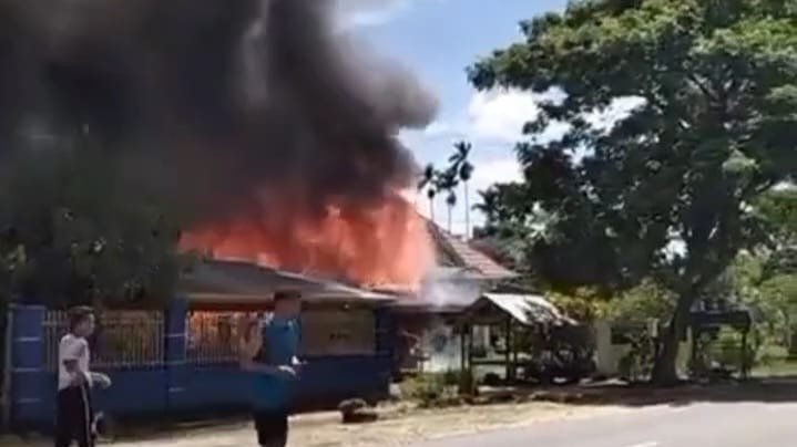 Rumah di Mubar Dilalap Api, Kerugian Ditaksir Rp70 Juta Rumah di Mubar Dilalap Api, Kerugian Ditaksir Rp70 Juta