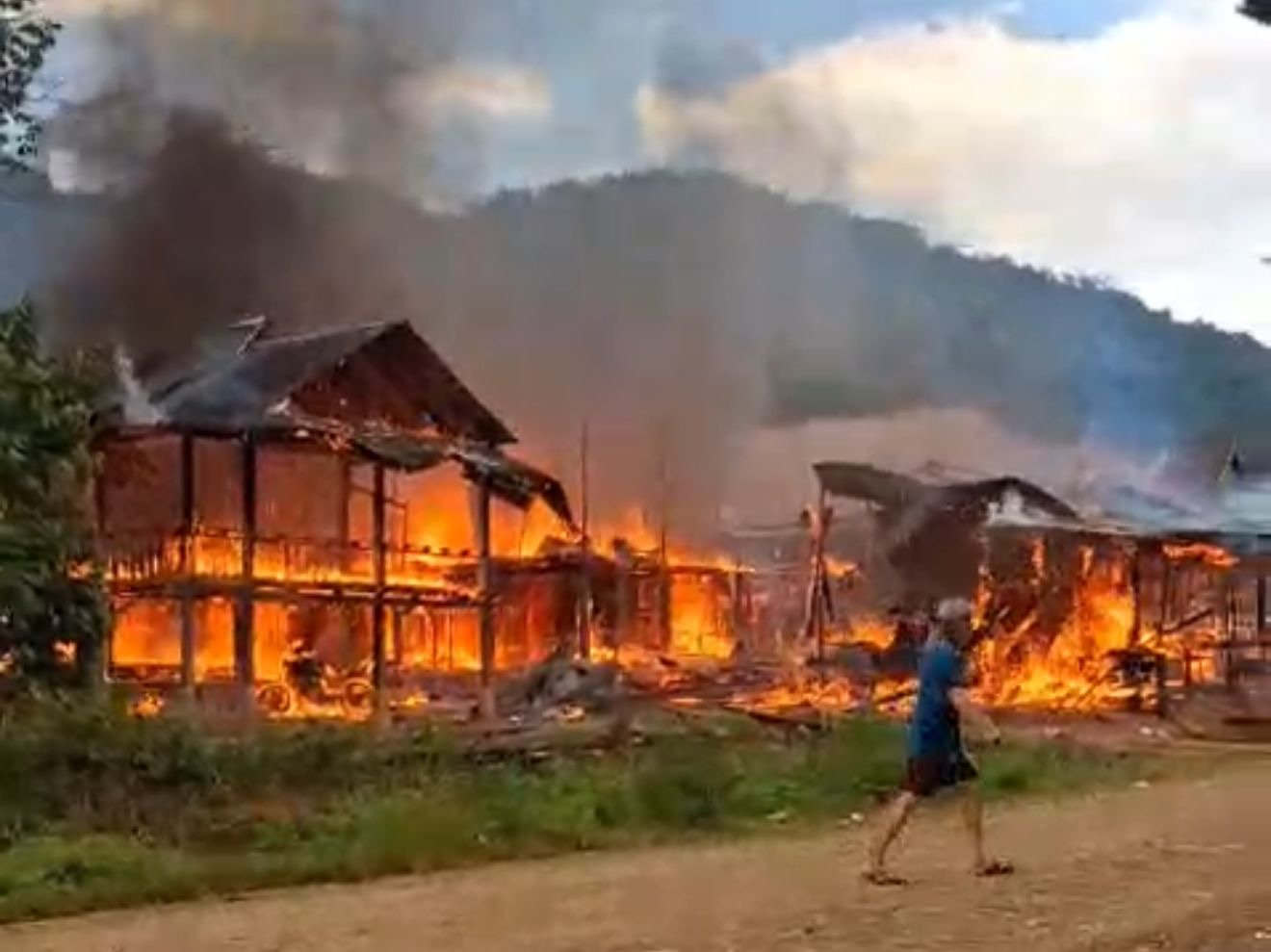2 Rumah di Routa Konawe Terbakar, Kerugian Capai Rp950 Juta 2 Rumah di Routa Konawe Terbakar, Kerugian Capai Rp950 Juta