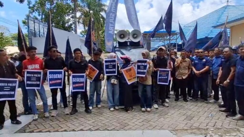 Partai NasDem Sultra menggeruduk Kantor Persatuan Wartawan Indonesia (PWI) Sultra di Kota Kendari terkait pemberitaan majalah Tempo.