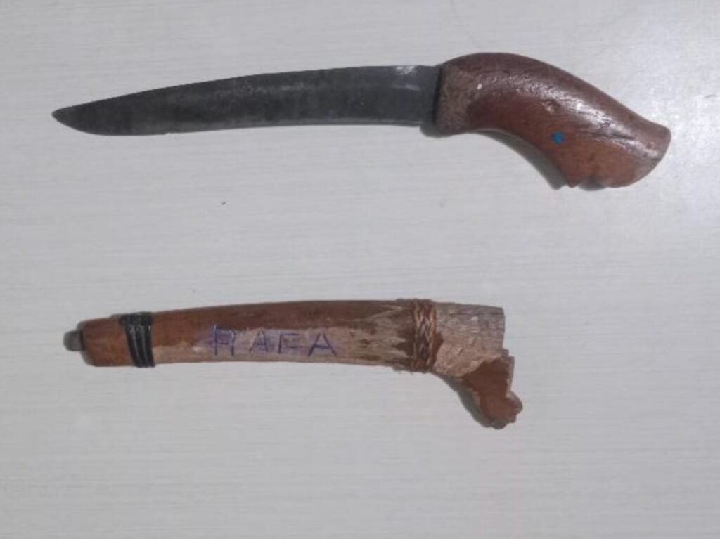 Badik yang diamankan dari remaja berinisial R (15), yang diduga digunakan untuk menyerang temannya sendiri.