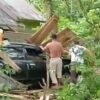 Pengemudi Diduga Mengantuk, Mobil Avanza Tabrak Rumah Kosong di Kolaka