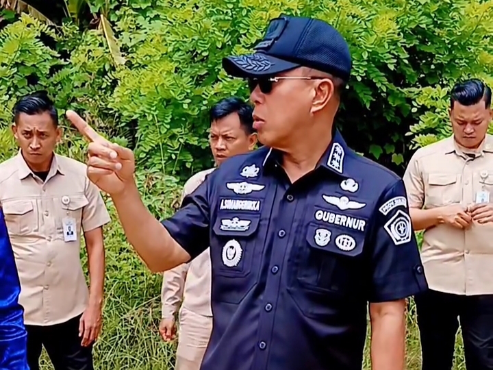 Gubernur Andi Sumangerukka saat menghadiri upacara peringatan HUT ke-23 Kabupaten Konawe Selatan (Konsel) di lapangan Kantor Bupati Konsel.