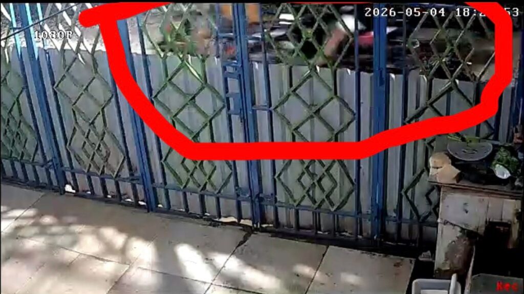 Dua pelaku curanmor di Jalan Jenderal Ahmad Nasution, Lorong Garuda, Kelurahan Kambu, Kecamatan Kambu, Kota Kendari terekam CCTV saat membawa kabur motor korban.