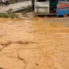 Warga Tunggala Kendari Keluhkan Lumpur Depan Warung Tiap Hujan, Diduga Akibat Pembangunan Rumah