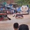 Detik-Detik Ambulans dan Kendaraan Puskesmas Terseret Arus saat Terjang Banjir di Konut