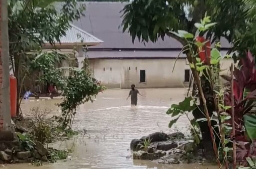 Banjir di bantaran Kali Wanggu Kendari masih menggenangi rumah warga.