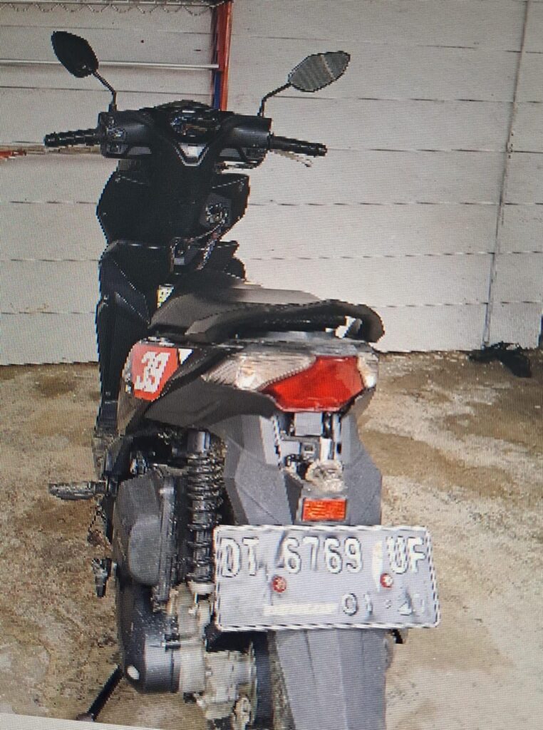 Sepeda motor korban, Recky Irawan (25), bermerek Honda Beat yang diduga dibawa kabur.