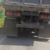 Truk Tumpahkan Muatan Kerikil di Sepanjang Jalan Moramo Utara – Kendari, Bahayakan Pengendara