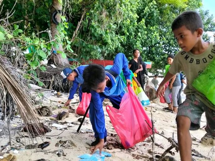 Aksi bersih sampah di wilayah pantai Desa Sombu, Kecamatan Wangiwangi, Kabupaten Wakatobi, Sulawesi Tenggara (Sultra).