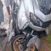 Diduga Ngebut, Pemotor Tabrak Avanza di Persimpangan Balai Kota Kendari