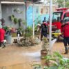 Warga Bantaran Kali Wanggu Mulai Bersihkan Rumah Pascabanjir, Damkarmat Kendari Turun Bantu
