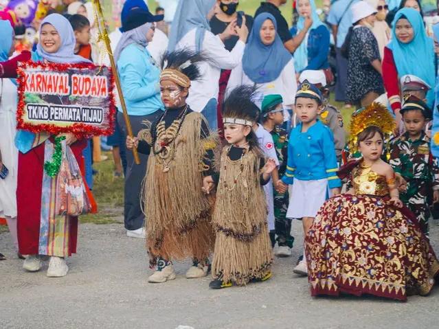 Peserta Karnaval PAUD dalam lintasan pawai di Kota Baubau, Sulawesi Tenggara (Sultra).