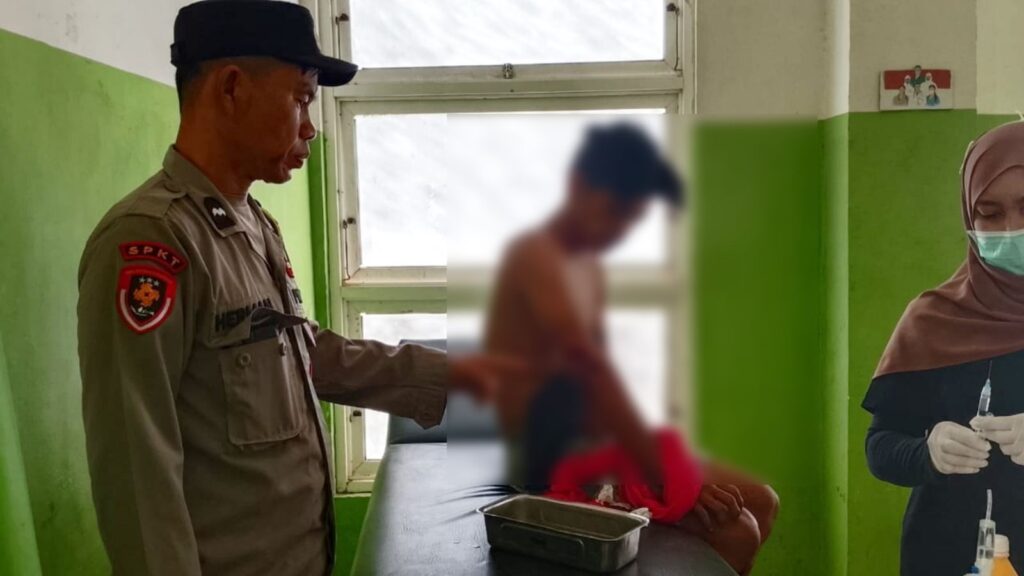 Pria berinisial IGN saat menjalani perawatan medis usai dianiaya teman kerjanya inisial ISR di Kecamatan Tinanggea, Kabupaten Konawe Selatan (Konsel).