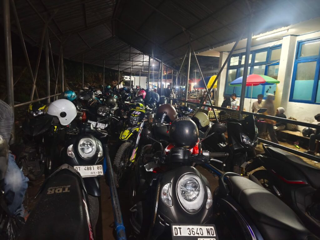 Kendaraan roda dua berada di dalam portal antrean Pelabuhan Feri Torobulu, Kabupaten Konawe Selatan, Sulawesi Tenggara (Sultra).