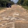 Tak Pernah Diperbaiki Pemda Mubar, Warga Protes Jalan Rusak di Suka Damai