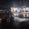 Pemkot dan Polresta Kendari Bersihkan Sisa Pembakaran Ban Pascademo di Kawasan Bundaran Tank