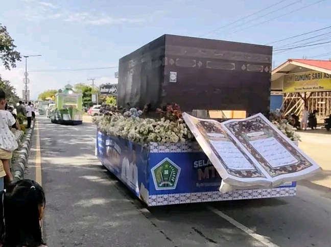 Kendaraan hias dengan ornamen Ka'bah yang ditampilkan dalam pawai taaruf di Kabupaten Konawe, Sulawesi Tenggara (Sultra).