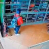 Pedagang Kain Batik Terekam CCTV Curi Sarung Tenun di Toko Warga Kontunaga, Muna