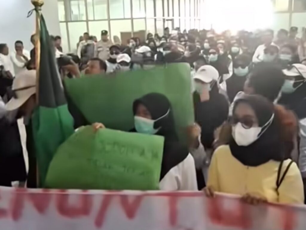 Ratusan tenaga kesehatan (nakes) berstatus PPPK Paruh Waktu melakukan aksi demo di depan Gedung DPRD Kabupaten Kolaka Utara (Kolut).