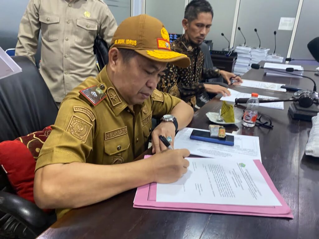 Sekretaris Daerah (Sekda) Kolaka Utara (Kolut), Muhammad Idrus, menandatangani dokumen hasil kesepakatan kenaikan insentif bagi 338 tenaga kesehatan (nakes) dalam rapat Tim Anggaran Pemerintah Daerah (TAPD) dan Badan Anggaran (Banggar) DPRD Kolut di ruang rapat DPRD Kolut.