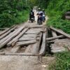 Jembatan Kayu di Asinua Jaya Konawe Tampak Memprihatinkan, Nyaris Tak Bisa Dilintasi