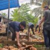 Warga Bantu Kakek yang Rumahnya Terancam Longsor Akibat Tambang di Torobulu, Konsel
