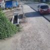 Detik-Detik Pemotor Tabrak Mobil di Konawe Terekam CCTV, Korban Terpental di Pinggir Jalan