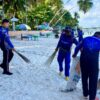 Jaga Wisata Bahari, Polairud Wakatobi Bersama Warga Bersihkan Pantai Wambuliga