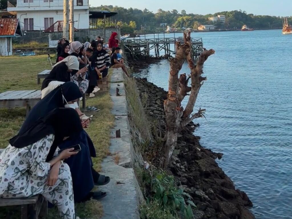 Warga Kota Kendari saat menikmati lanskap Pantai Mutiara saat sore hari.