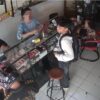 Pria di Muna Terekam CCTV Diduga Bawa Kabur Vape dan Liquid