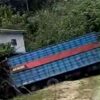 Truk Fuso Mundur Tak Terkendali Tabrak Kios di Konawe