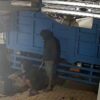 Viral Terekam CCTV, 2 Pria Diduga Sedot Solar Mobil Ekspedisi yang Terparkir di Kolaka