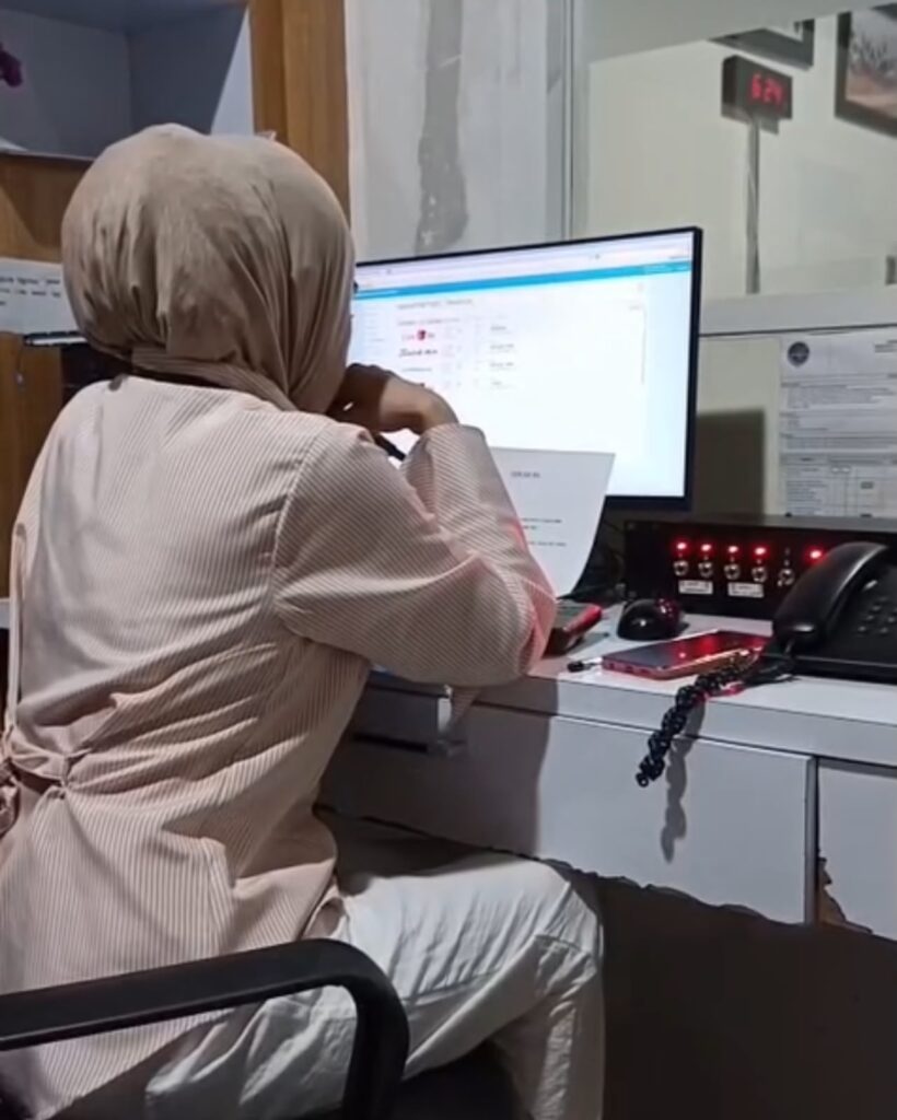 Seorang petugas Bandara Haluoleo Kendari saat menyampaikan pengumuman menggunakan bahasa Tolaki.