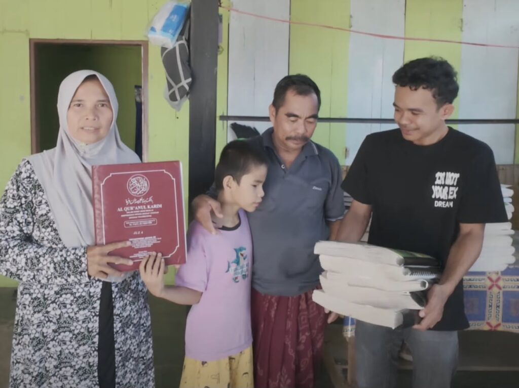 Wakil Ketua Komisi II DPR RI, Bahtra Banong, menyerahkan bantuan buku khusus bagi penyandang disabilitas tuna netra kepada Abdul Fahreza Ramadhan di Kelurahan Tababu, Kecamatan Tirawuta, Kabupaten Kolaka Timur, sebagai tindak lanjut aspirasi masyarakat melalui program Bahtra Peduli.
