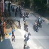 Sekelompok Pelajar Pamer Sajam dan Melempar ke Arah SMKN 2 Kendari Terekam CCTV