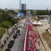 Semarak Kemerdekaan, Ratusan Siswa Madrasah di Kendari Bentangkan Bendera Merah Putih 81 Meter