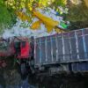 Diduga Hilang Kendali, Truk Bermuatan Beras Terjun ke Kali di Jembatan Aoma Konsel