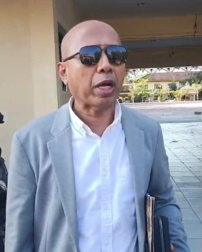 Kuasa hukum pelapor, Abdul Kadir Ndoasa, memberikan keterangan terkait laporan dugaan penipuan dan penggelapan lahan yang menyeret dosen Universitas Halu Oleo (UHO) Kendari berinisial LN di Mapolda Sultra.