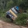 Truk Pengangkut Beras Tergelincir di Tanjakan Licin Butur
