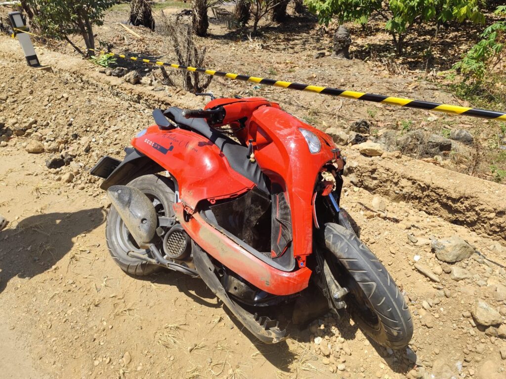 Sepeda motor Honda Scoopy merah mengalami kerusakan parah setelah terlibat kecelakaan di depan Apotek Arin Farma, Jalan Trans Sulawesi Kolaka – Bombana, Desa Watalara, Kecamatan Baula, Kabupaten Kolaka, Sulawesi Tenggara (Sultra).